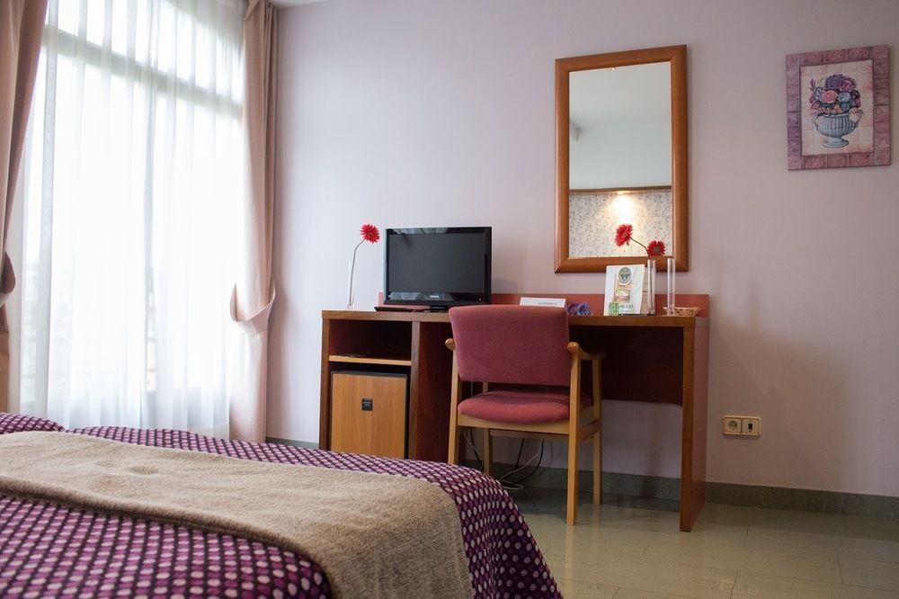 Hotel Jardin De Aranjuez Bagian luar foto