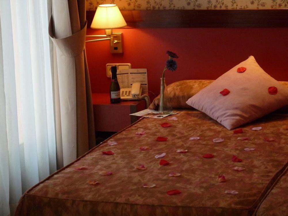 Hotel Jardin De Aranjuez Bagian luar foto