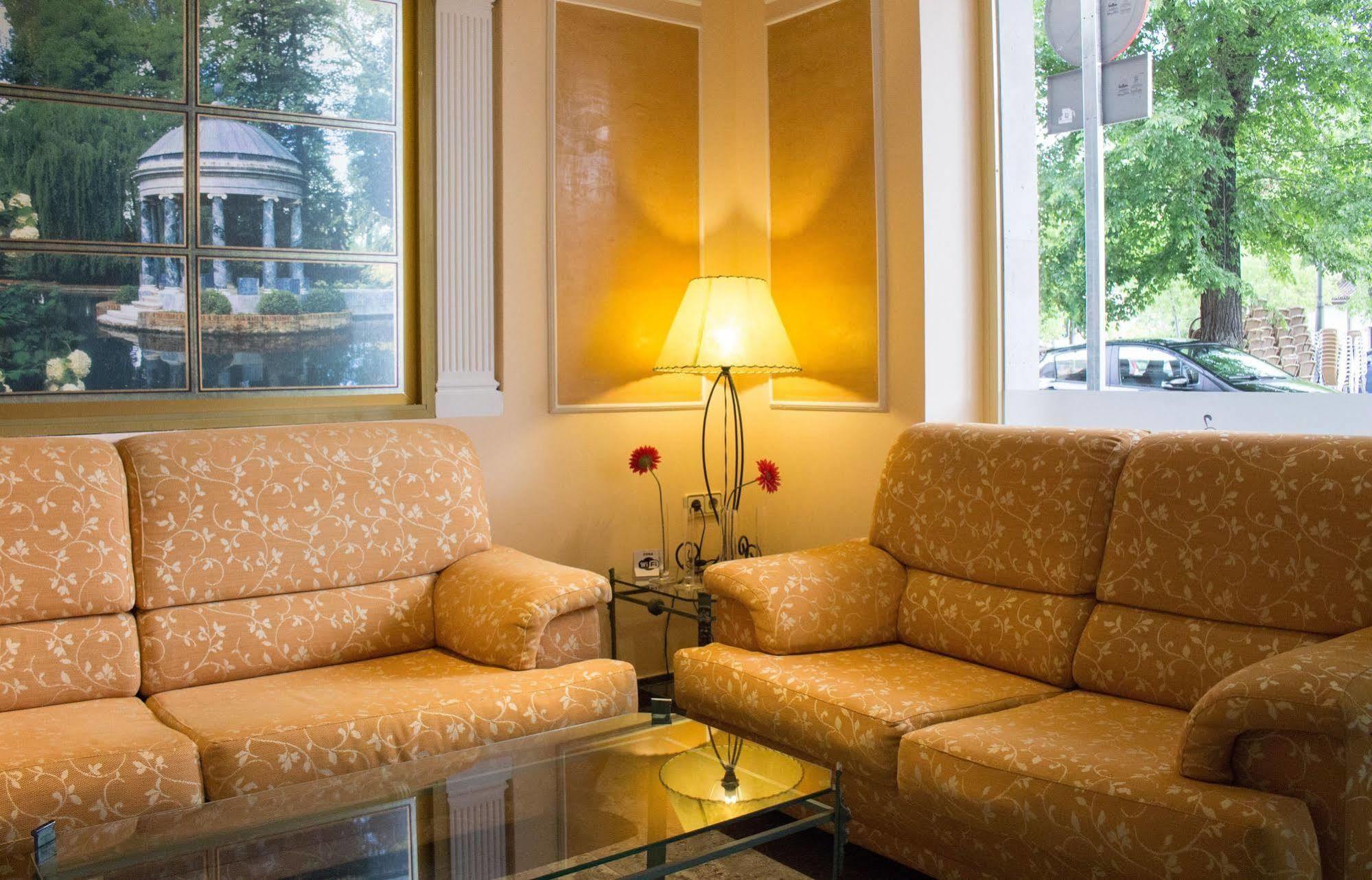 Hotel Jardin De Aranjuez Bagian luar foto